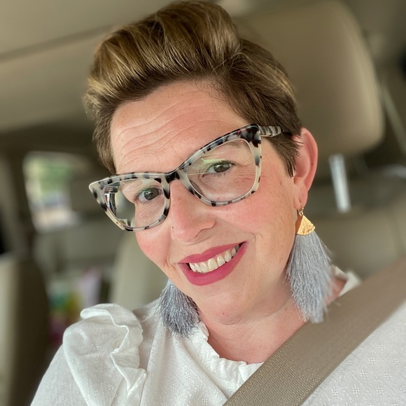 Meet your Posher, Janel - Picture 2 of 4